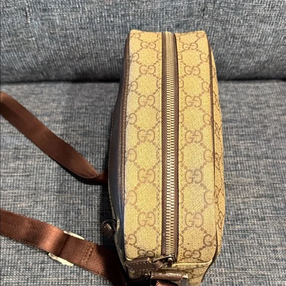 Gucci Supreme Camera Crossbody Bag - Picture 3 of 15
